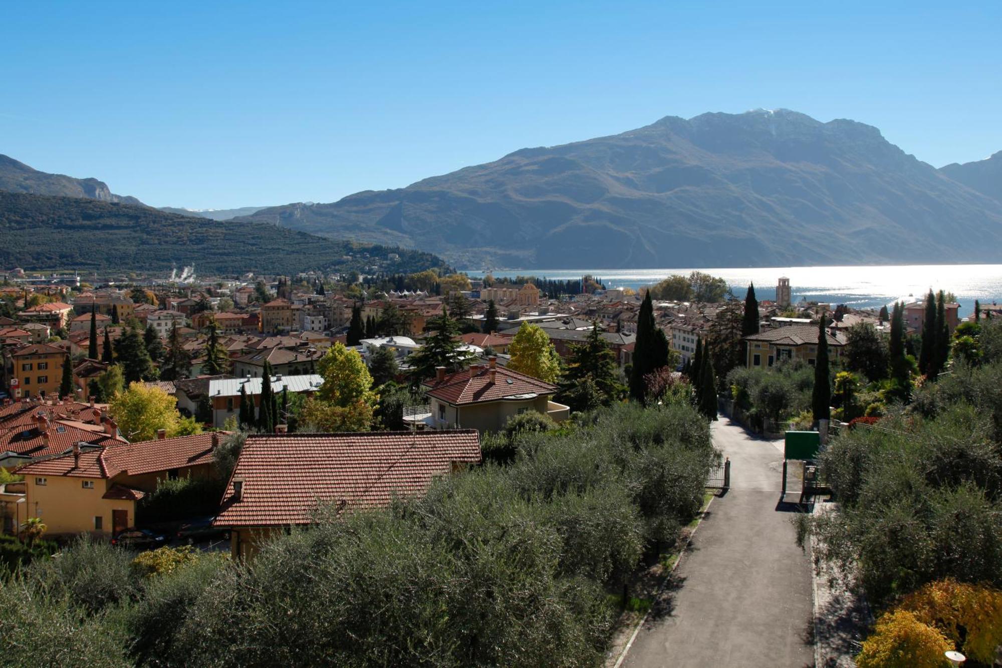 Aparthotel Englovacanze Riva del Garda Bagian luar foto