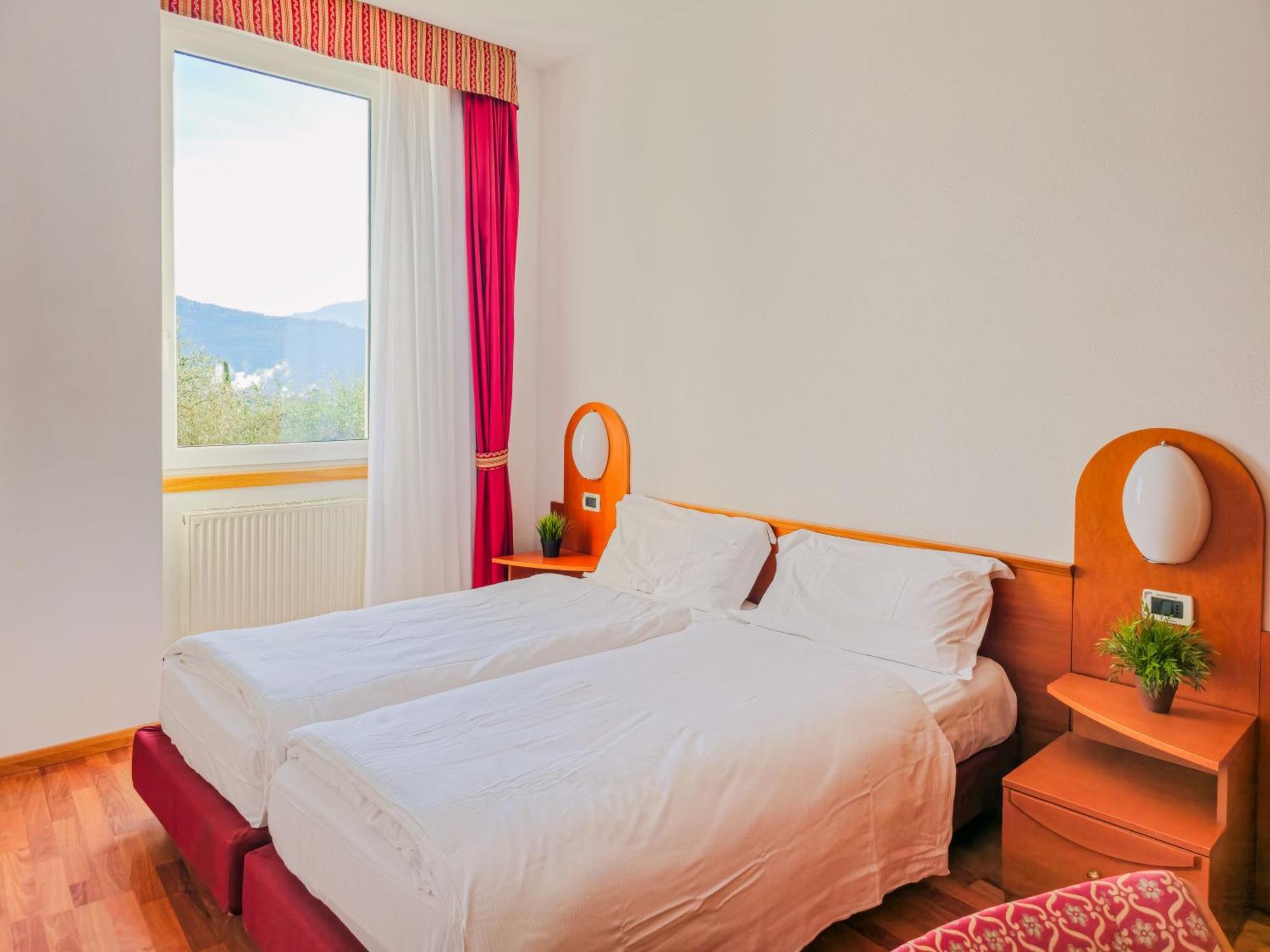 Aparthotel Englovacanze Riva del Garda Bagian luar foto