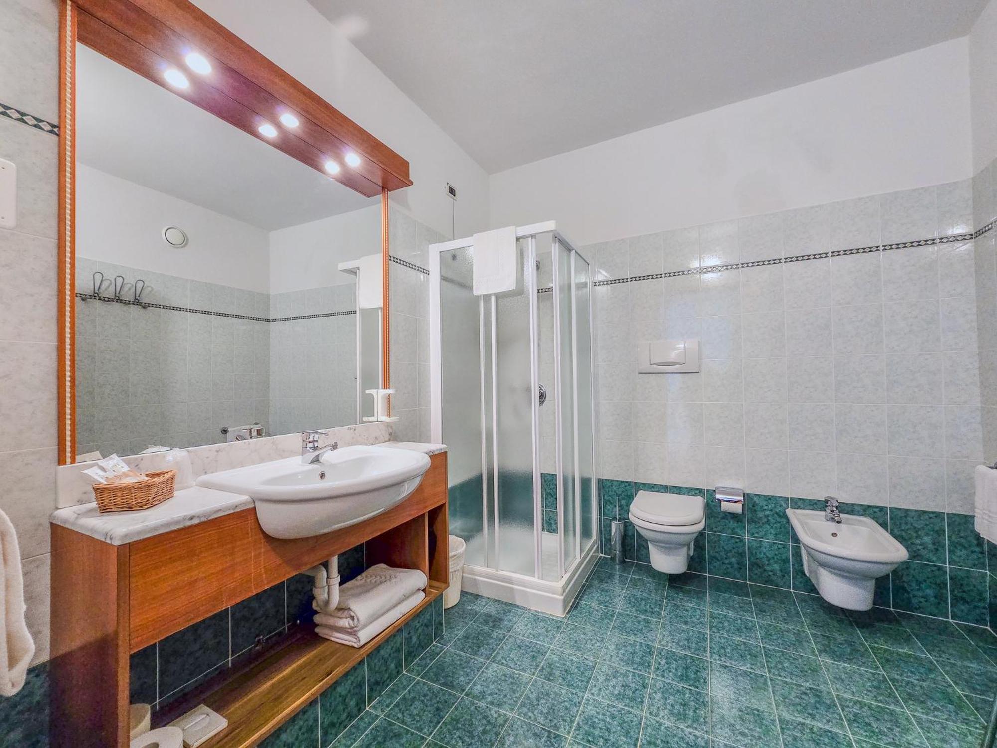 Aparthotel Englovacanze Riva del Garda Bagian luar foto
